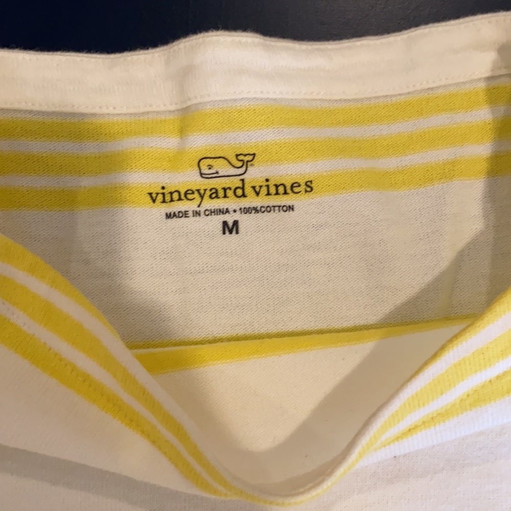 Vineyard Vines-women’s top. White with yellow striped fabric. MEDIUM 100% cotton